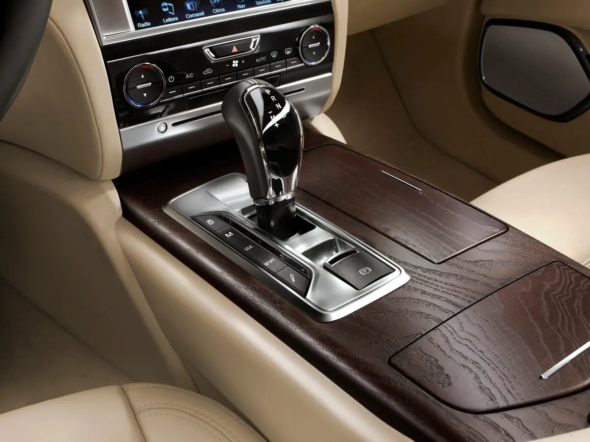 Maserati Quattroporte VI Седан — photo 12