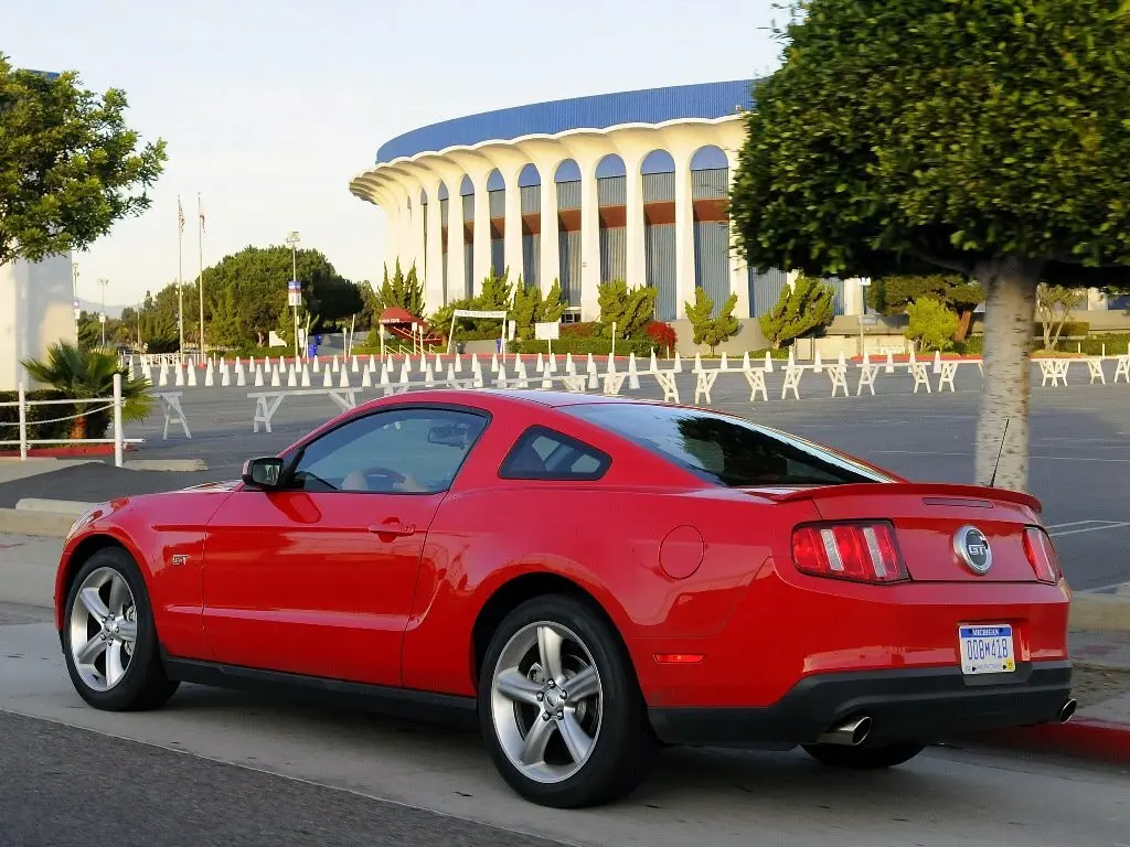 Ford Mustang V Рестайлинг Купе — photo 4