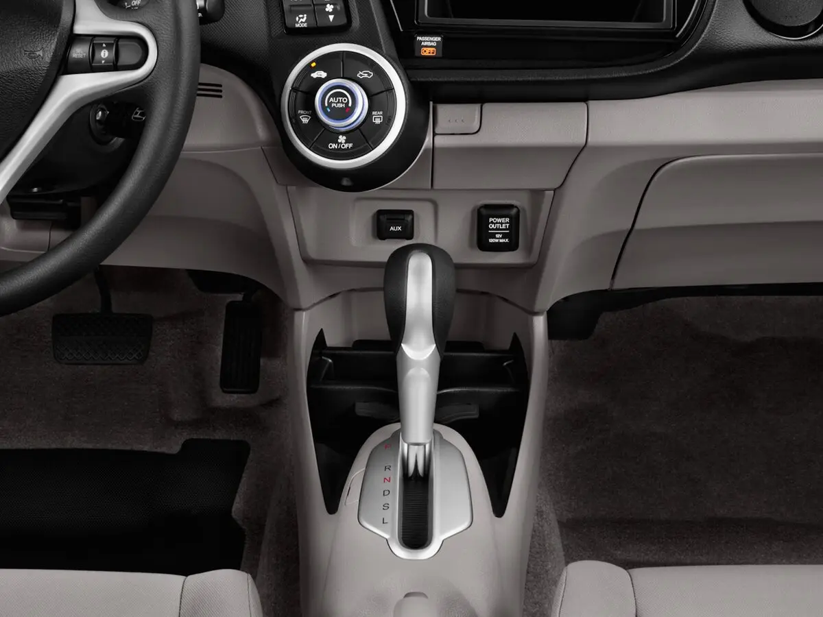 Honda Insight II Рестайлинг Хэтчбек 5 дв. — photo 12
