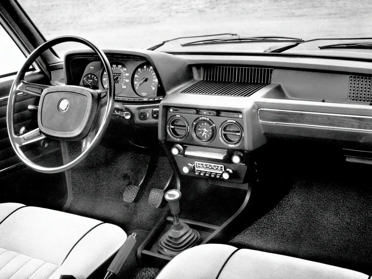 BMW 5 серии I (E12) Седан — фото 7