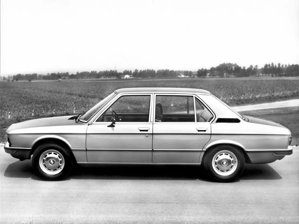 BMW 5 серии I (E12) Рестайлинг Седан — фото 2