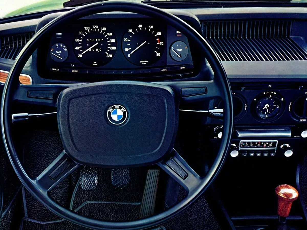 BMW 5 серии I (E12) Рестайлинг Седан — фото 10