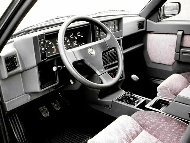 Alfa Romeo 75 I Рестайлинг Седан — сүрөт 8