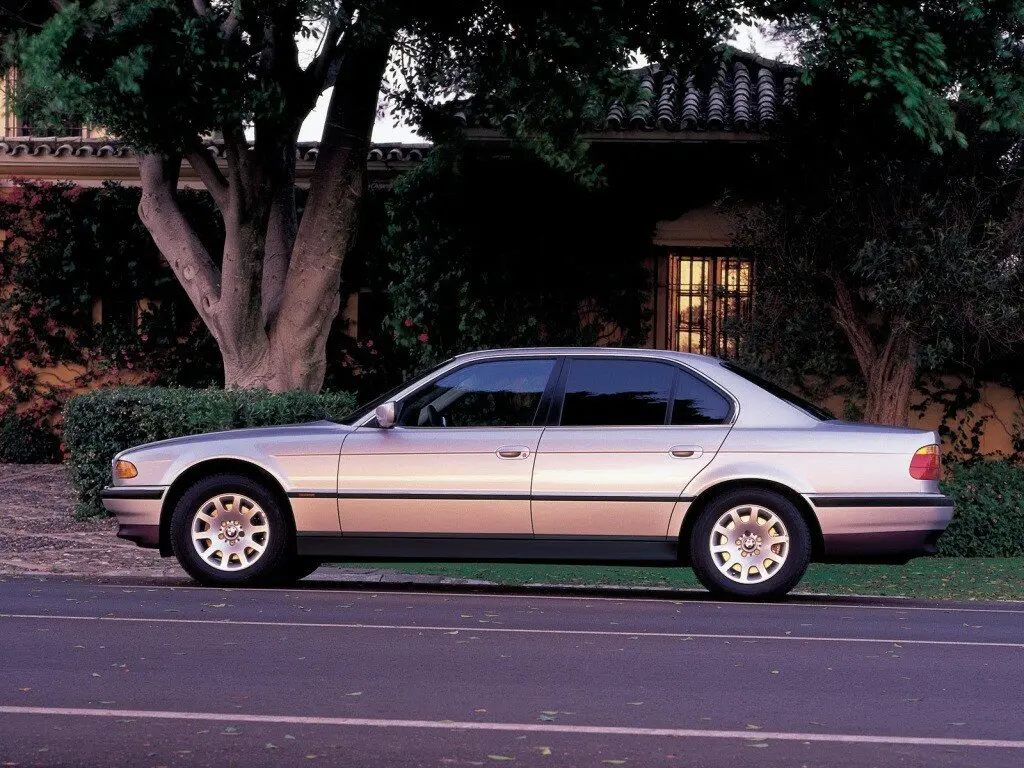 BMW 7 серии III (E38) Рестайлинг Седан — сүрөт 2