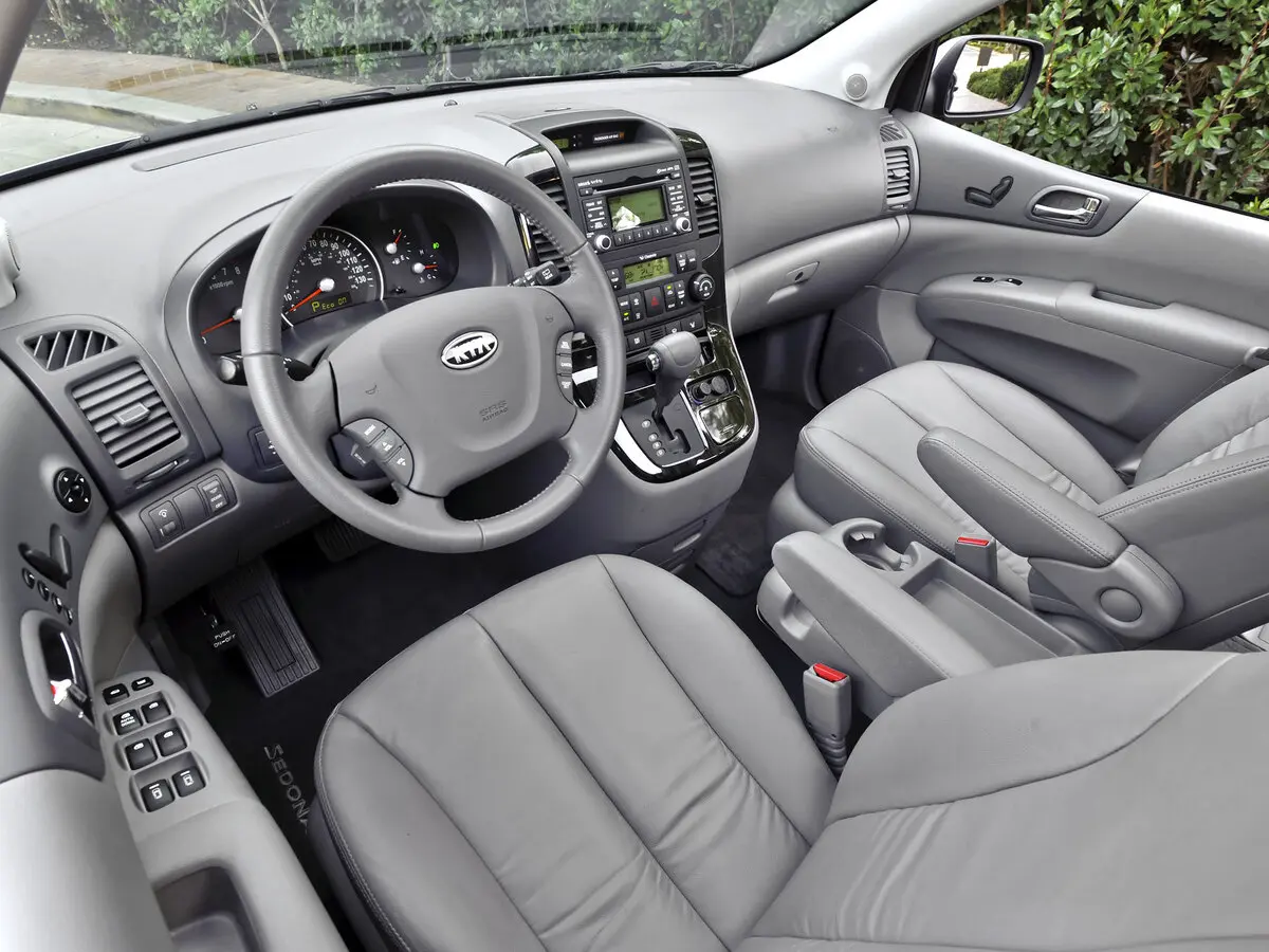 Kia Sedona II Рестайлинг Минивэн LWB — photo 4