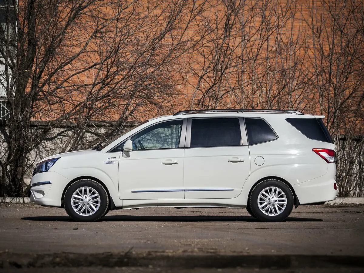 SsangYong Stavic 2013 – 2019 Минивэн — фото 2