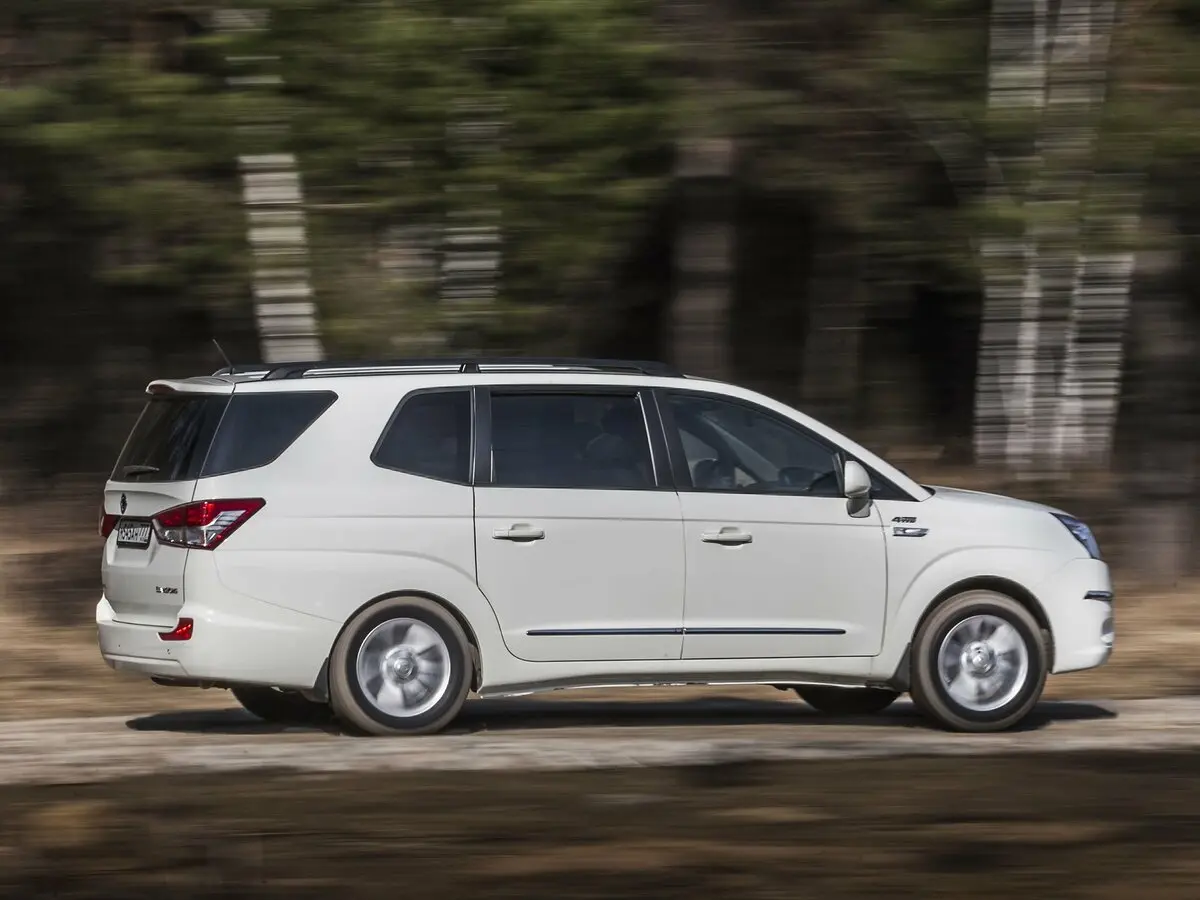 SsangYong Stavic 2013 – 2019 Минивэн — фото 21