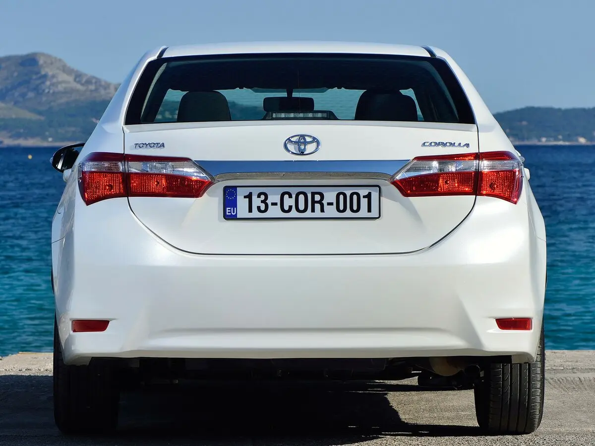 Toyota Corolla XI (E160, E170, E180) Седан — фото 4