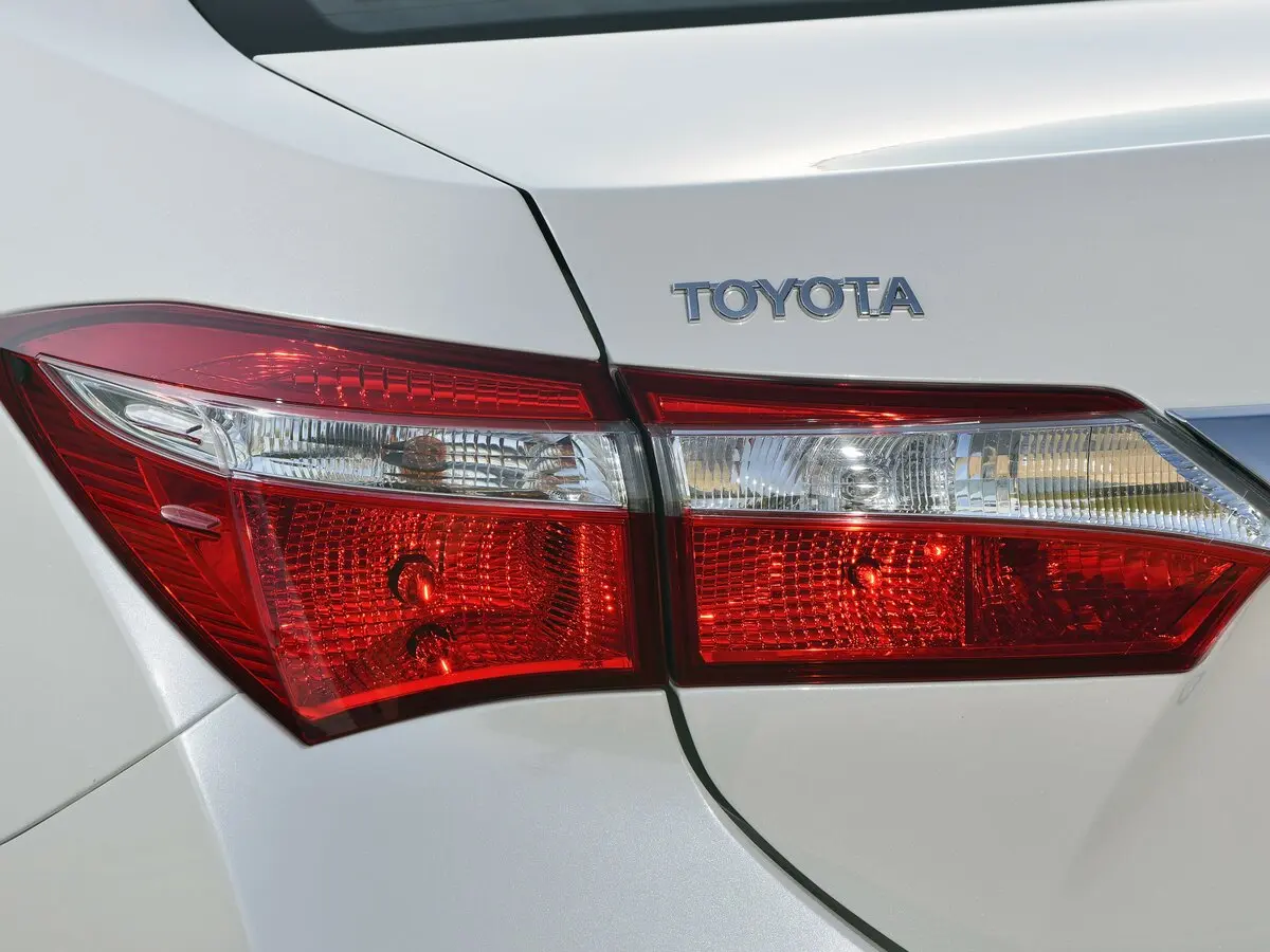 Toyota Corolla XI (E160, E170, E180) Седан — фото 13