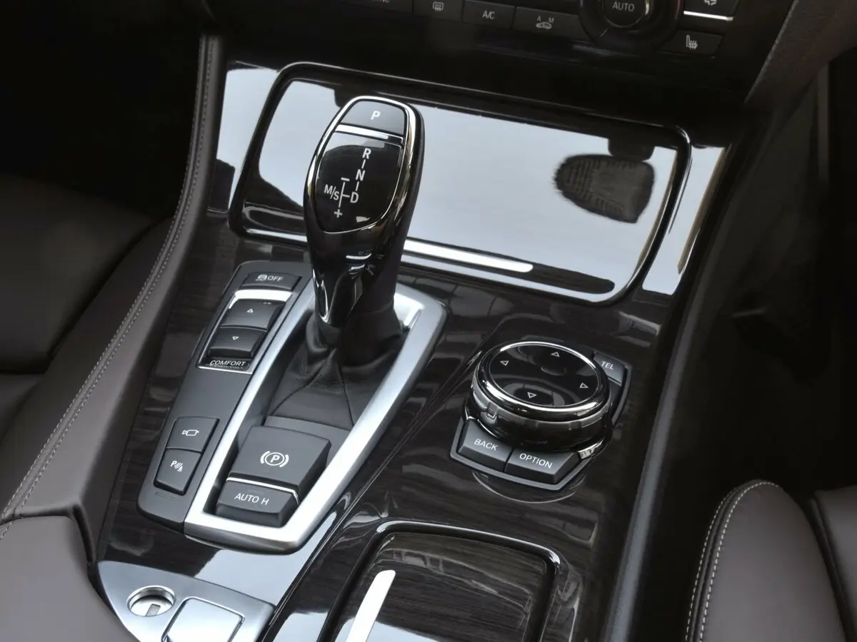 BMW 5 серии VI (F10/F11/F07) Рестайлинг Седан — фото 13