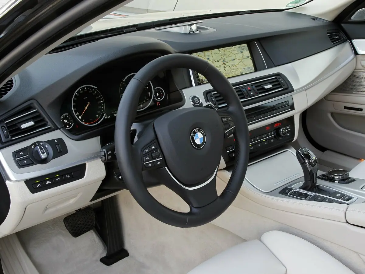 BMW 5 серии VI (F10/F11/F07) Рестайлинг Универсал 5 дв. — фото 9