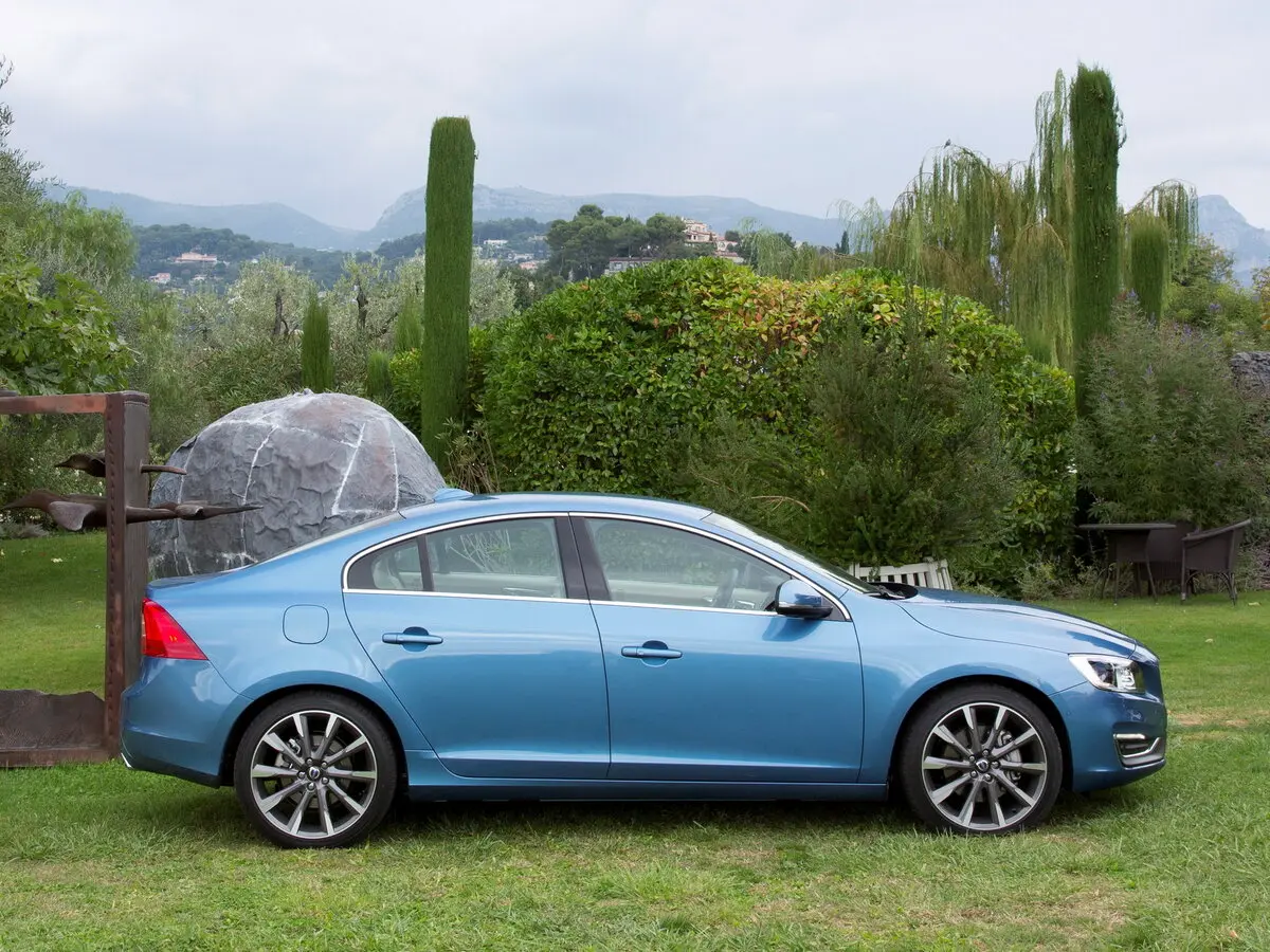 Volvo S60 II Рестайлинг Седан — photo 2