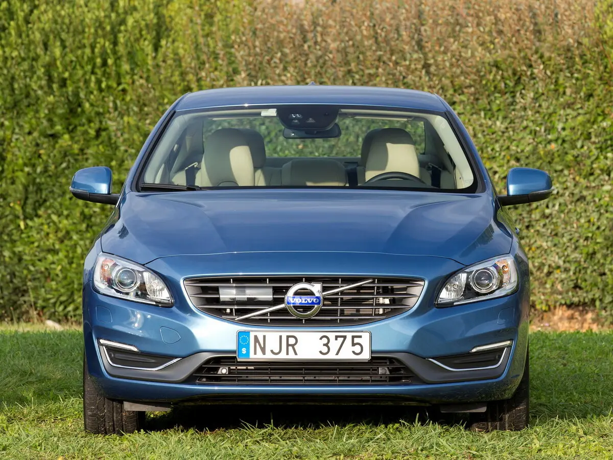 Volvo S60 II Рестайлинг Седан — photo 3