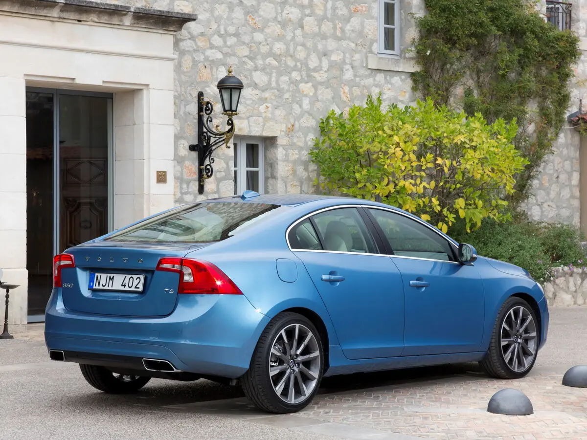 Volvo S60 II Рестайлинг Седан — photo 5