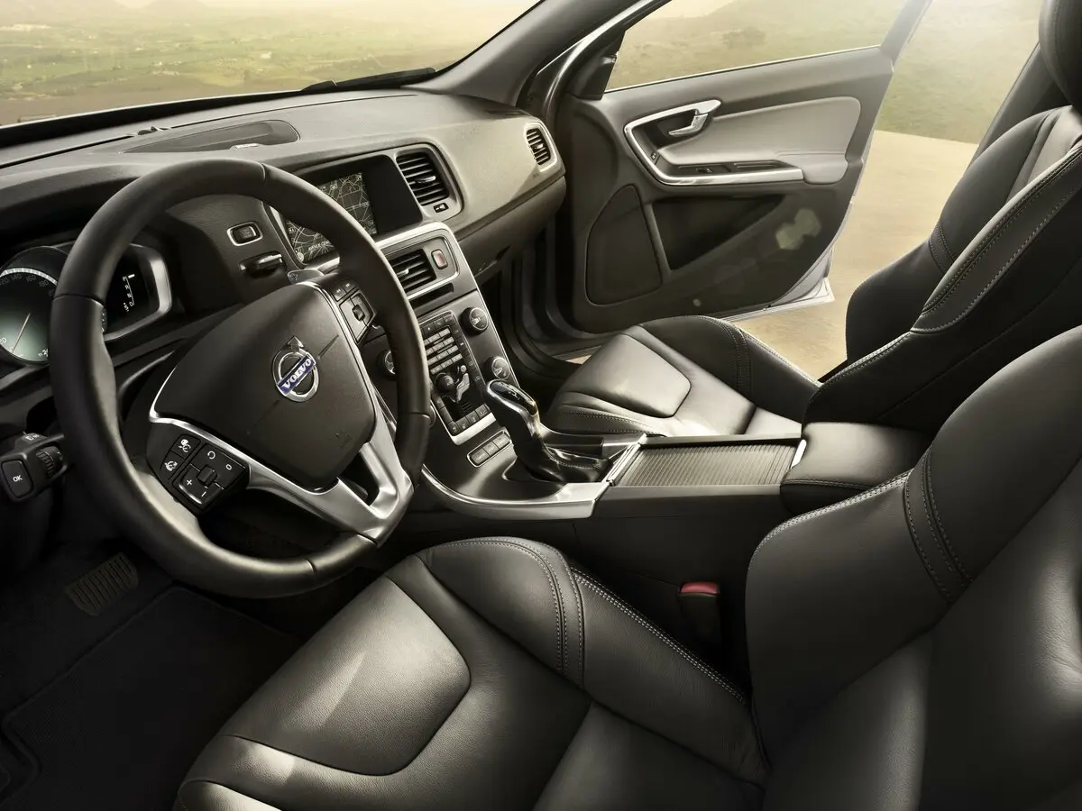 Volvo S60 II Рестайлинг Седан — photo 8