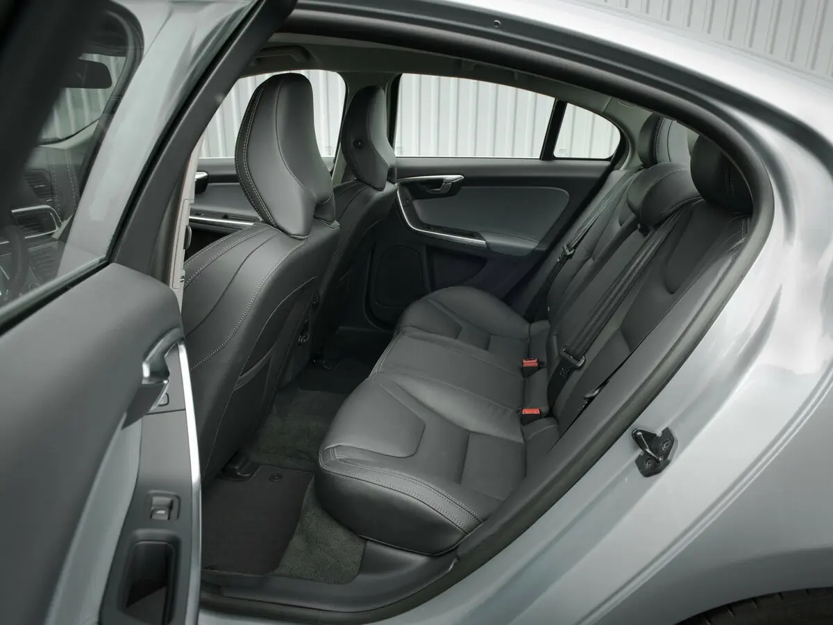 Volvo S60 II Рестайлинг Седан — photo 11