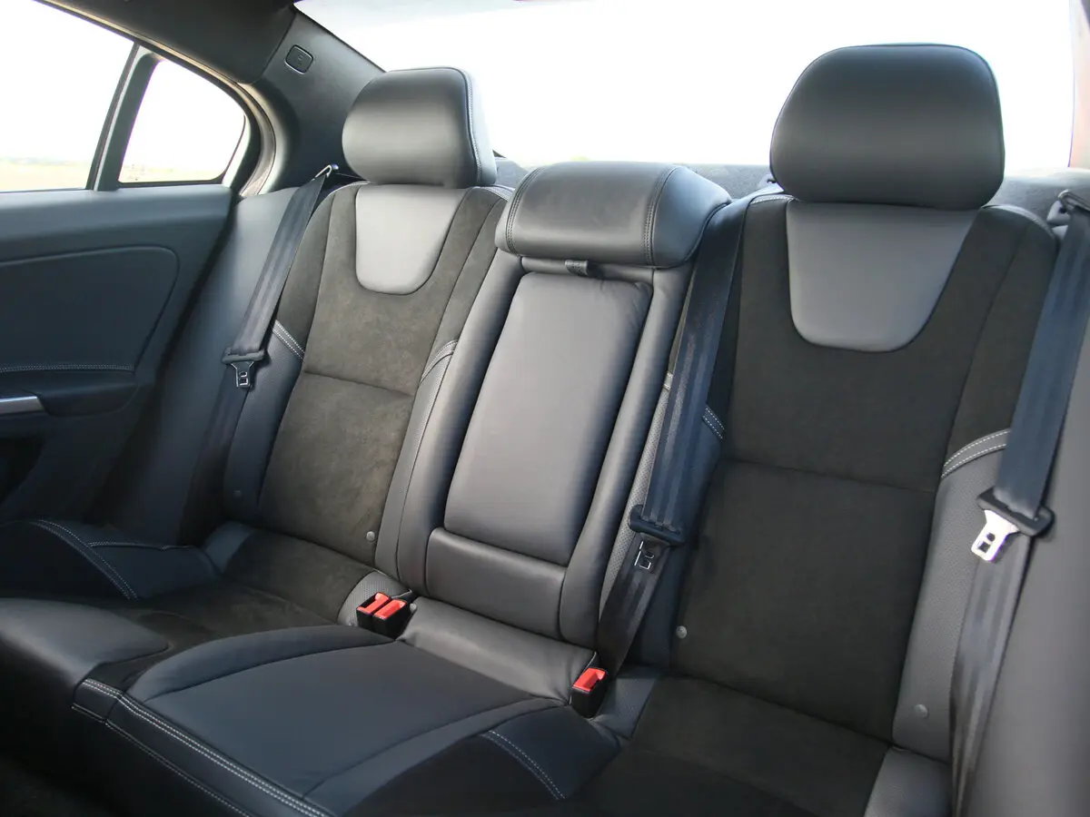 Volvo S60 II Рестайлинг Седан — photo 12