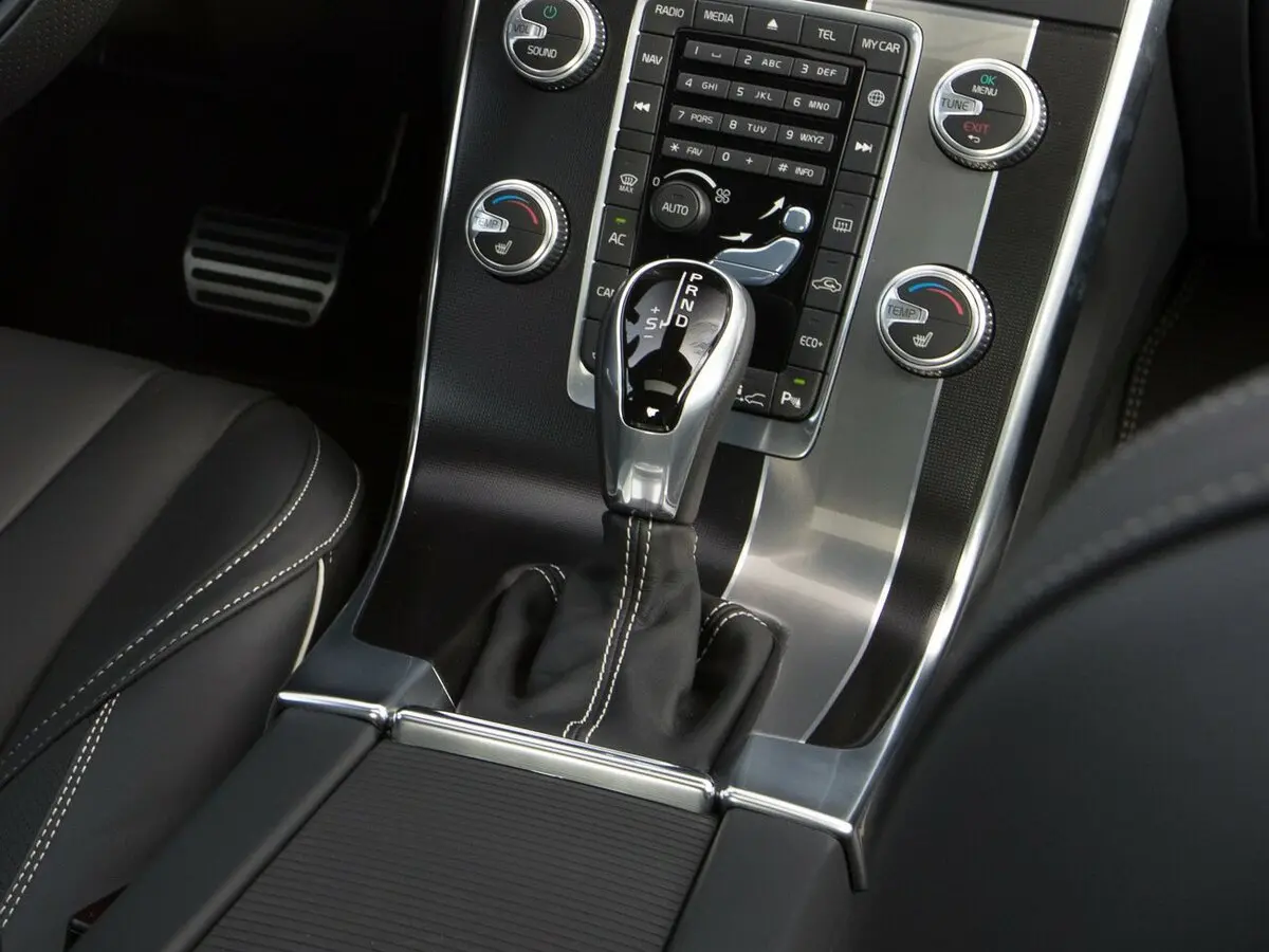 Volvo S60 II Рестайлинг Седан — photo 14