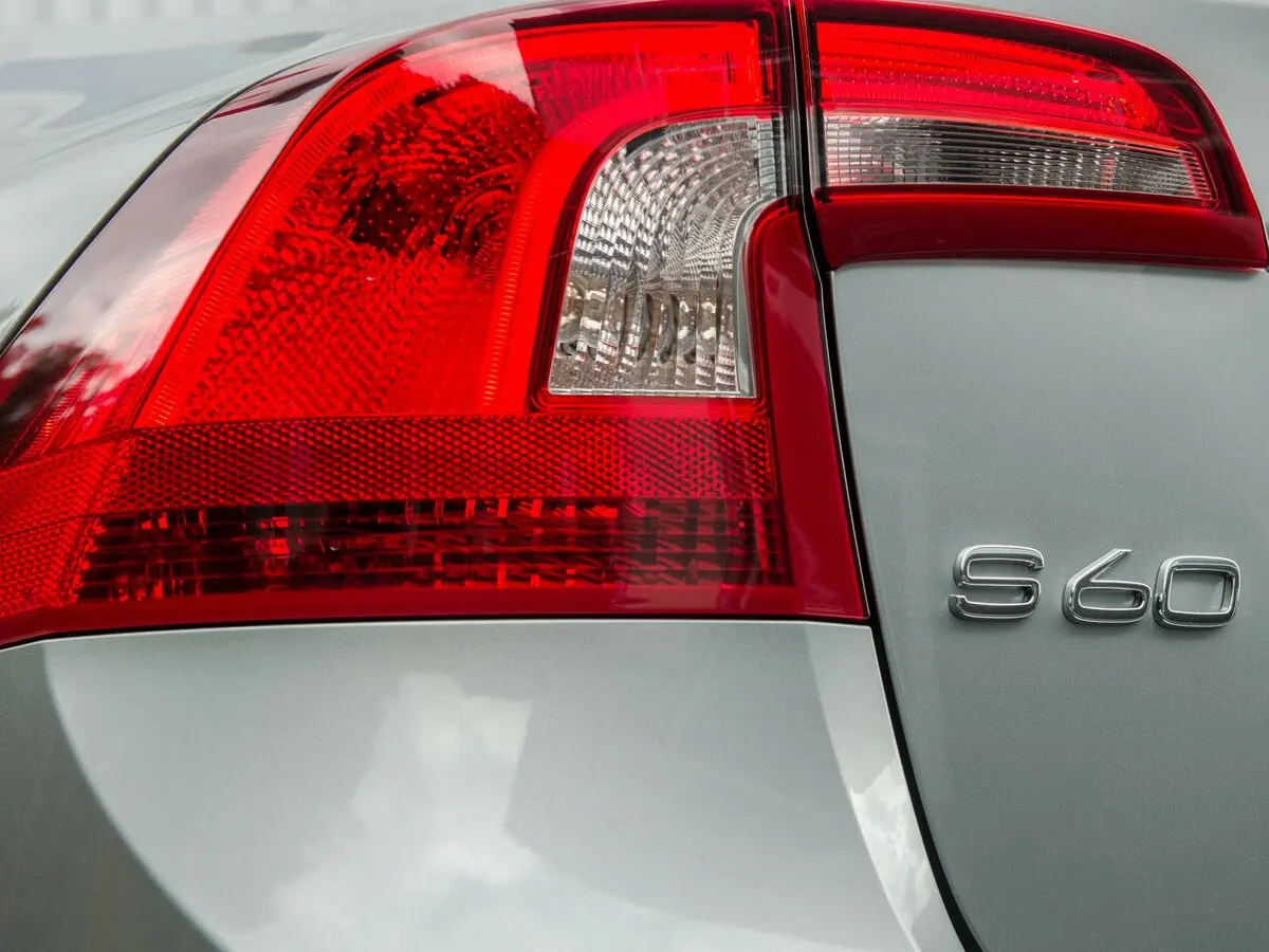 Volvo S60 II Рестайлинг Седан — photo 18