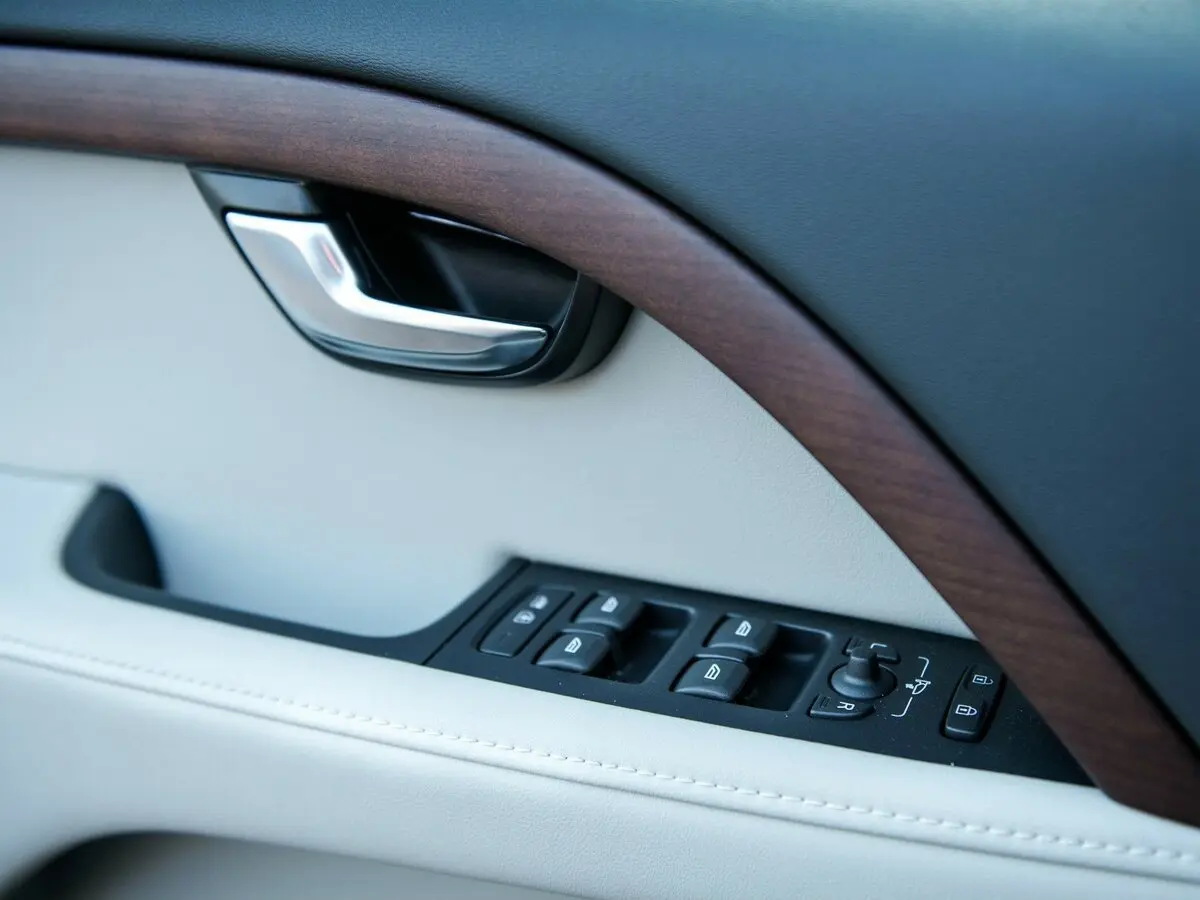 Volvo XC70 II Рестайлинг Универсал 5 дв. — photo 12