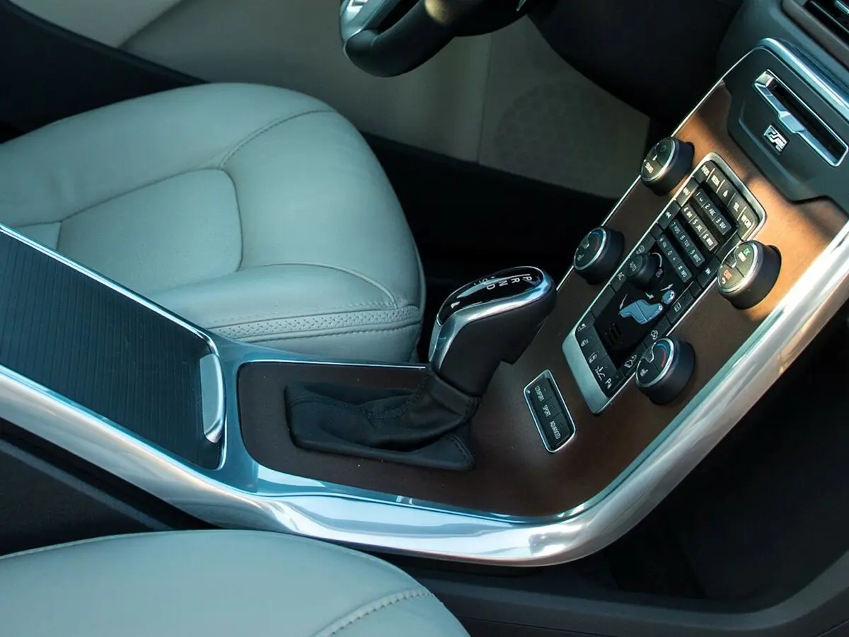 Volvo XC70 II Рестайлинг Универсал 5 дв. — photo 13