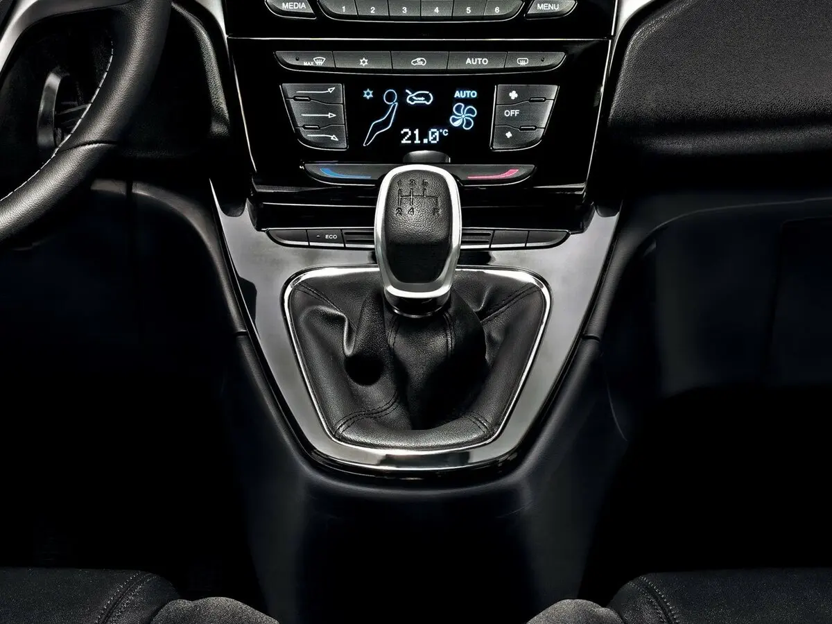 Lancia Ypsilon III (Type 846) Хэтчбек 5 дв. — 照片 12