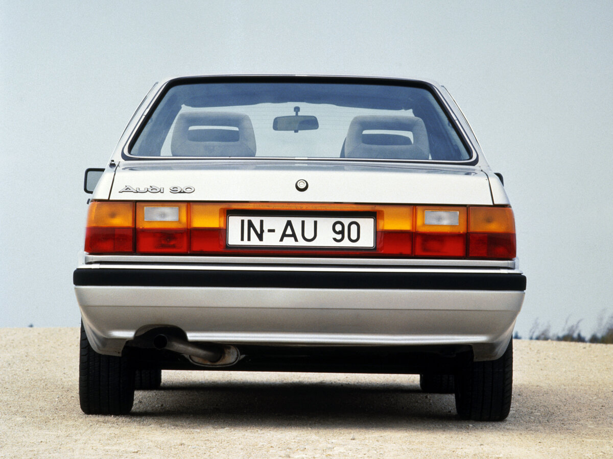 Audi 90 I (B2) Седан