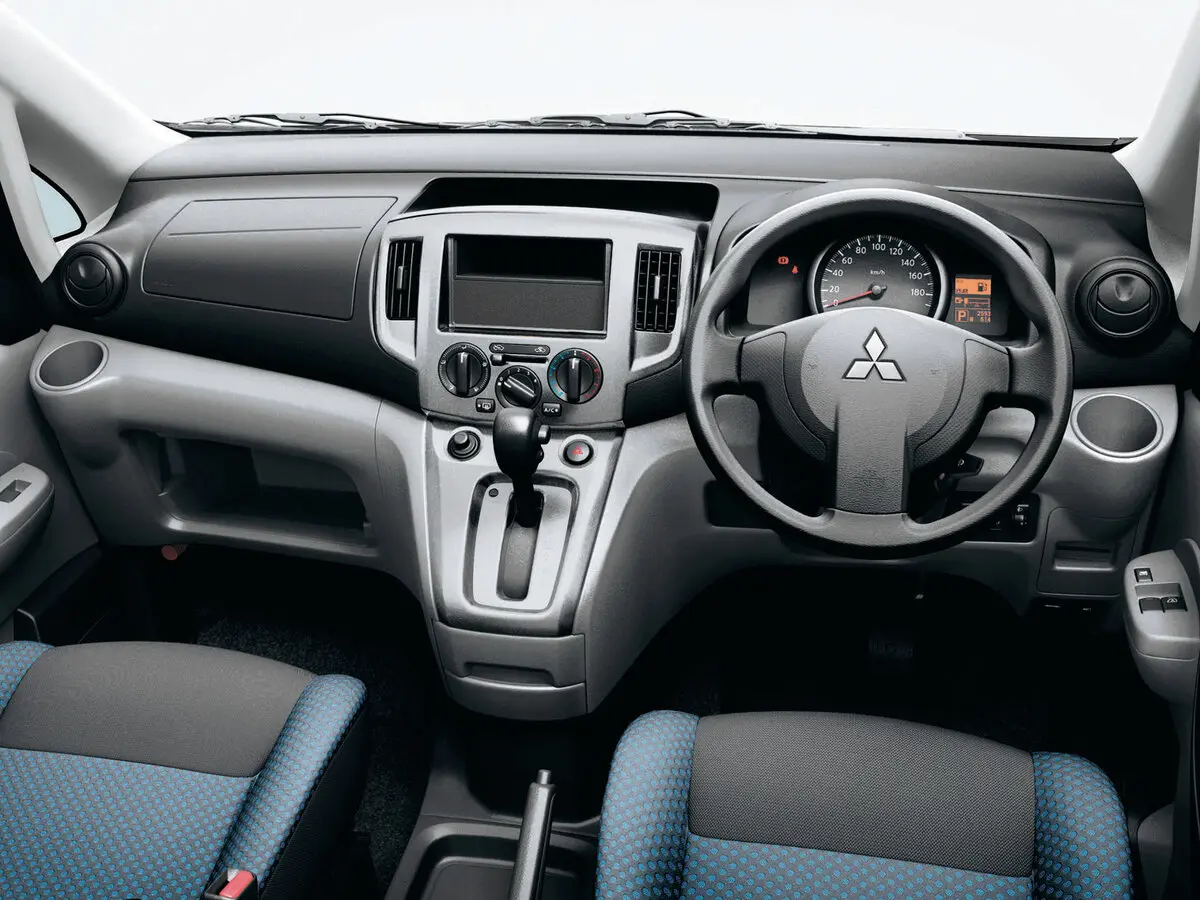 Mitsubishi Delica V Минивэн — сүрөт 4