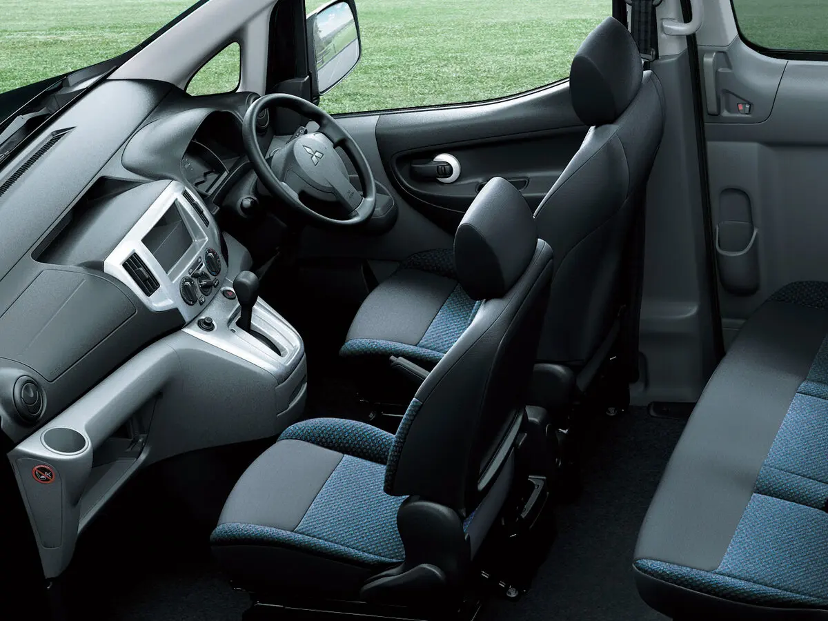 Mitsubishi Delica V Минивэн — сүрөт 5
