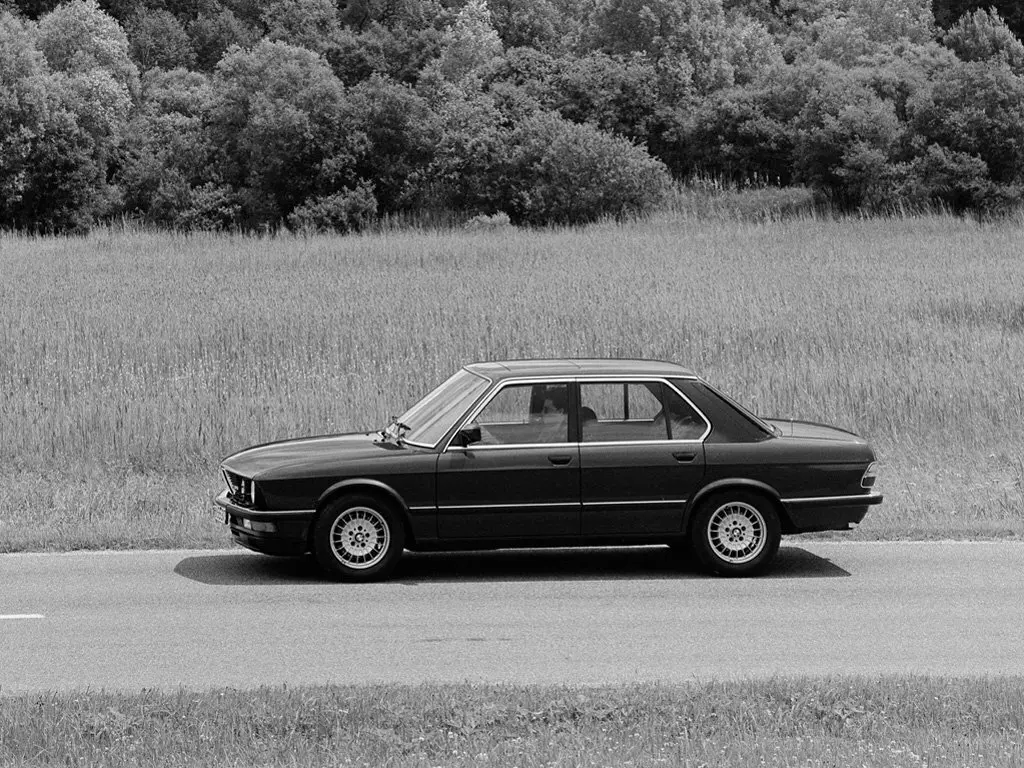 BMW M5 I (E28) Седан — сүрөт 2