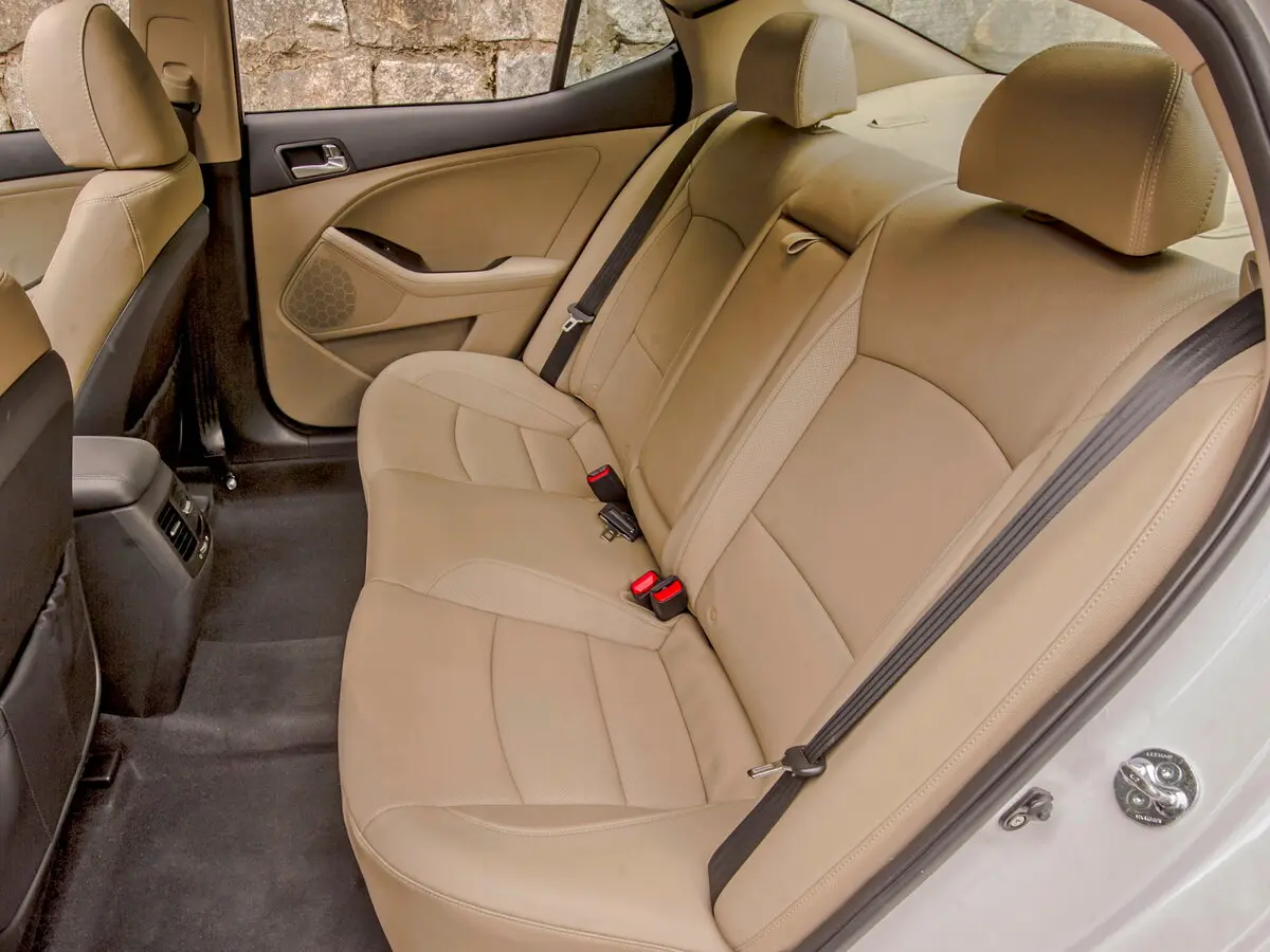 Kia Optima III Рестайлинг Седан — фото 11