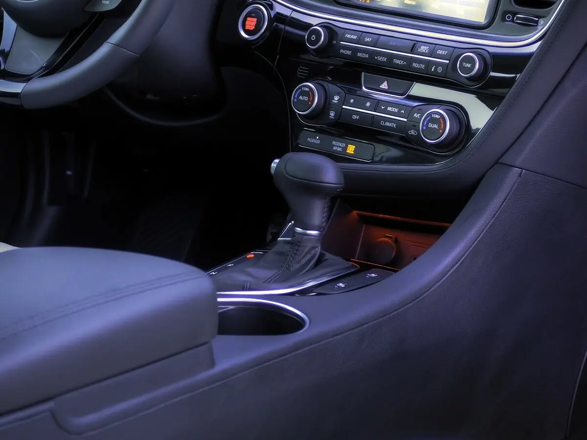 Kia Optima III Рестайлинг Седан — фото 12