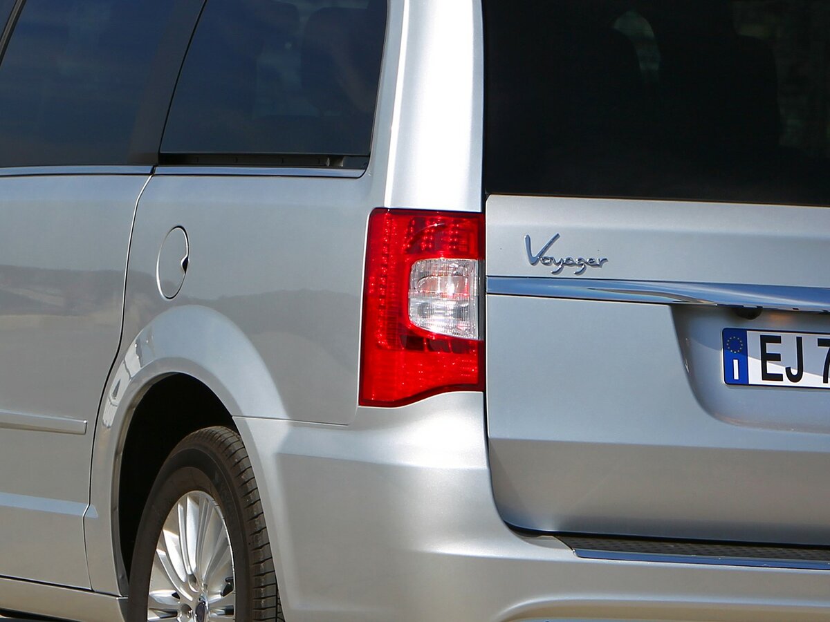Lancia Voyager 2011 – 2015 Минивэн — фото 12