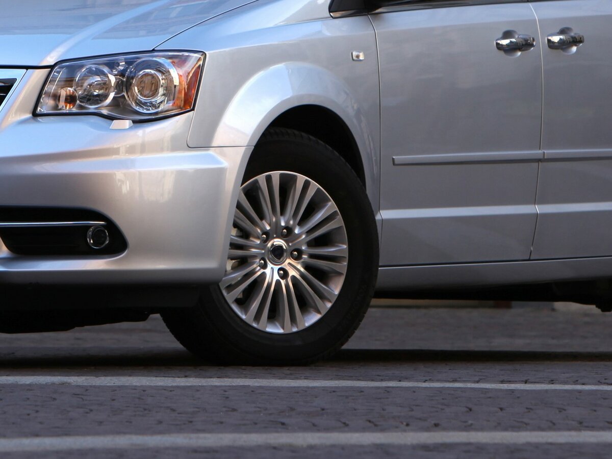Lancia Voyager 2011 – 2015 Минивэн — фото 15