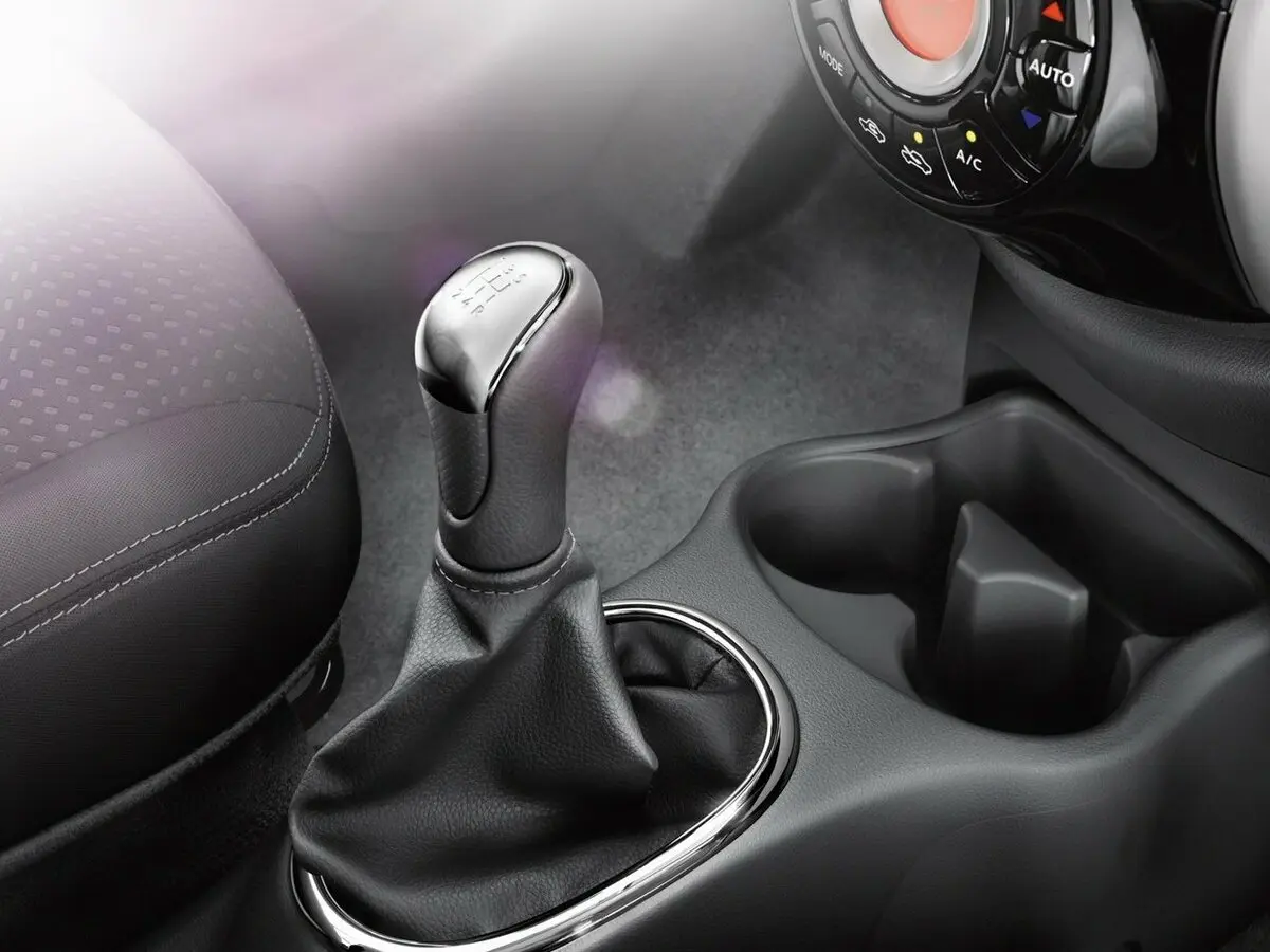 Nissan Micra IV (K13) Рестайлинг Хэтчбек 5 дв. — сүрөт 11