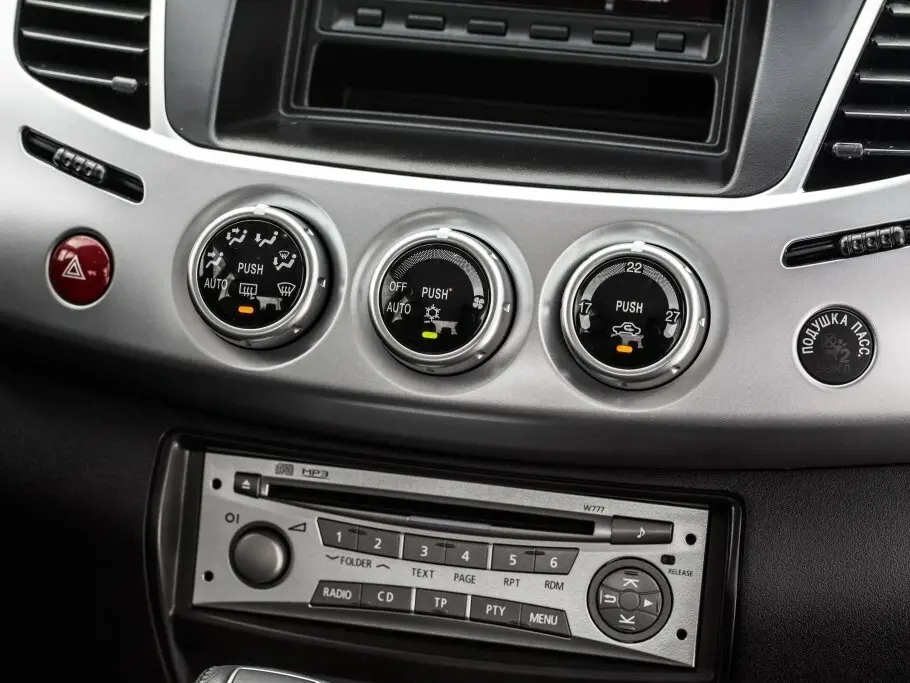 Mitsubishi L200 IV Рестайлинг Пикап Двойная кабина — photo 14