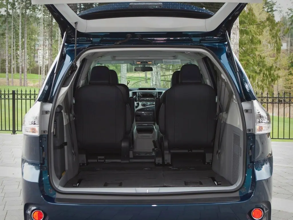 Toyota Sienna III Минивэн — фото 11