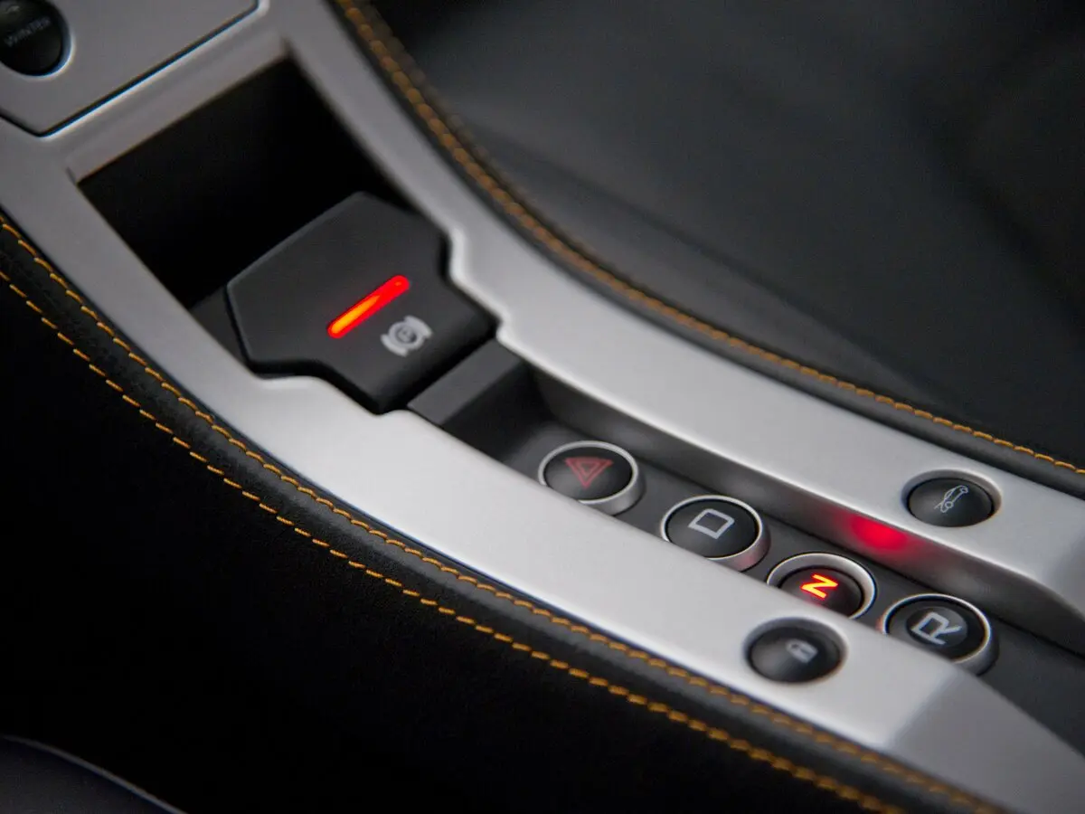 McLaren MP4-12C 2011 – 2014 Купе — photo 11