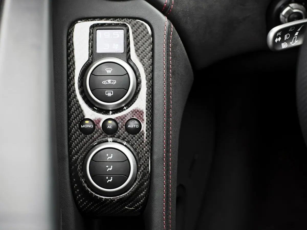 McLaren MP4-12C 2011 – 2014 Купе — photo 16