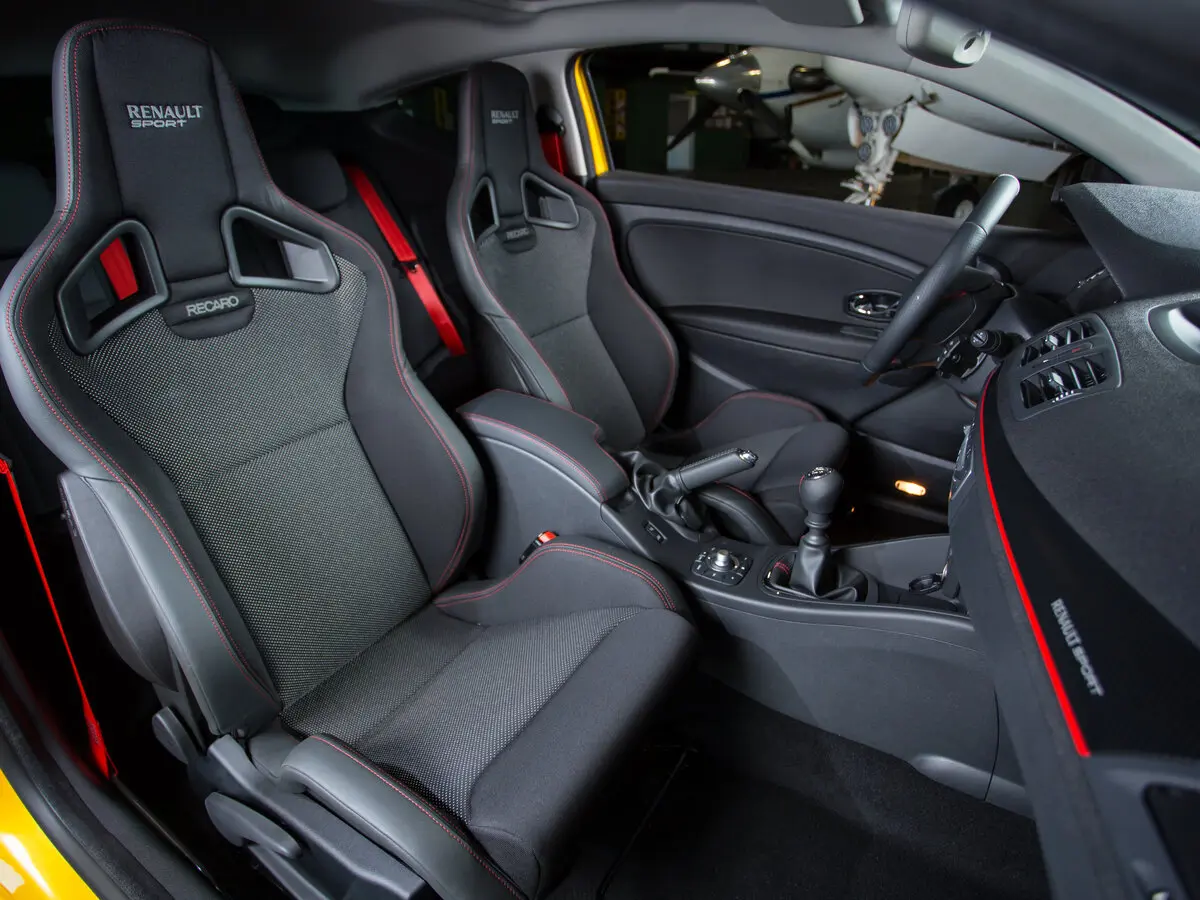 Renault Megane RS III Рестайлинг Хэтчбек 3 дв. — сүрөт 8