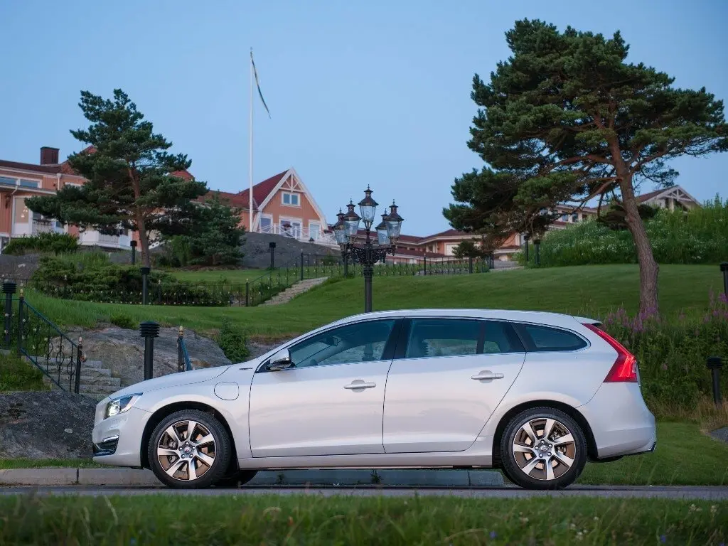 Volvo V60 I Рестайлинг Универсал 5 дв. Plug-in-Hybrid — сүрөт 2