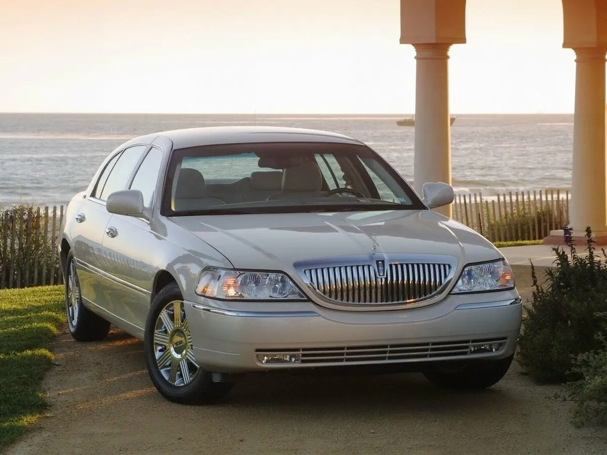 Lincoln Town Car III Рестайлинг Седан — сүрөт 3