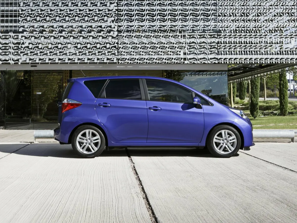 Toyota Verso-S 2010 – 2018 Хэтчбек 5 дв. — фото 2