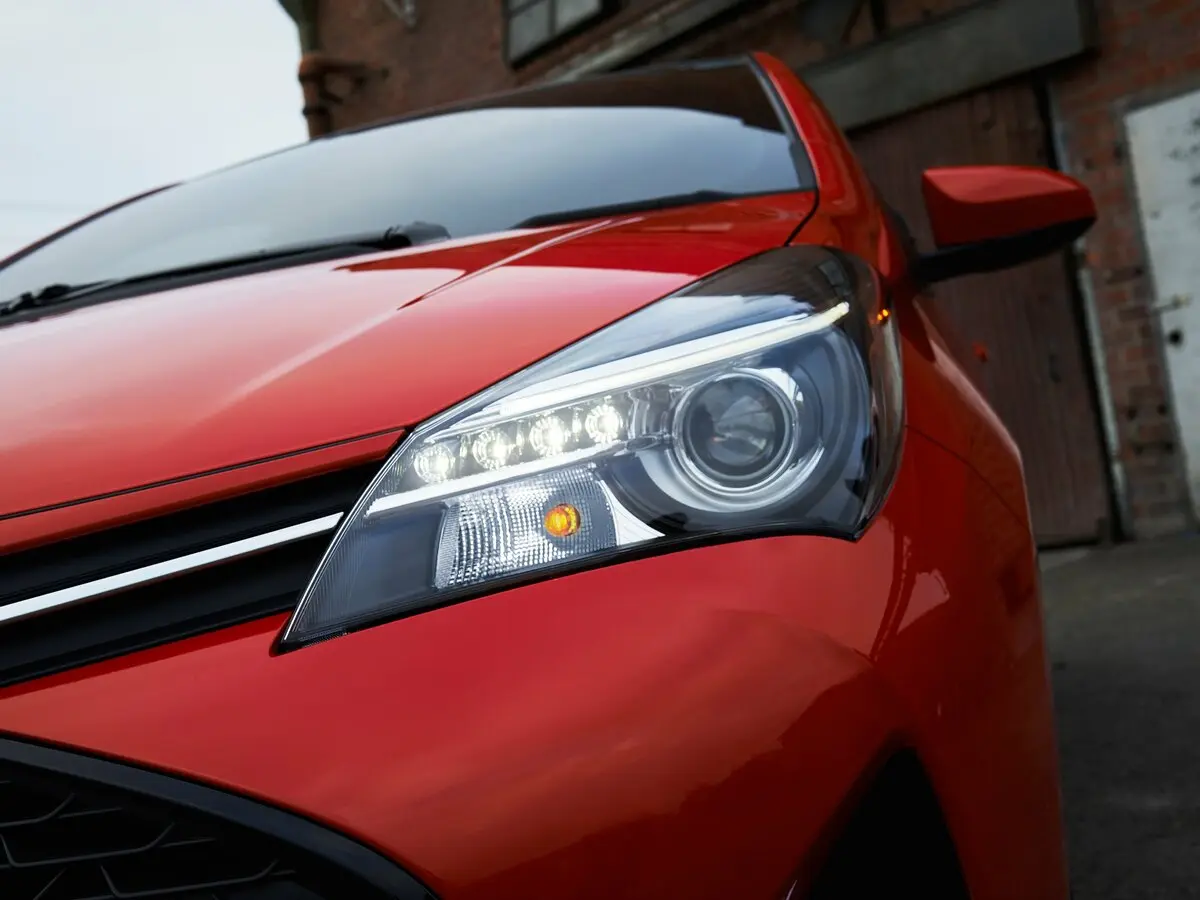 Toyota Yaris III Рестайлинг Хэтчбек 5 дв. — сүрөт 11