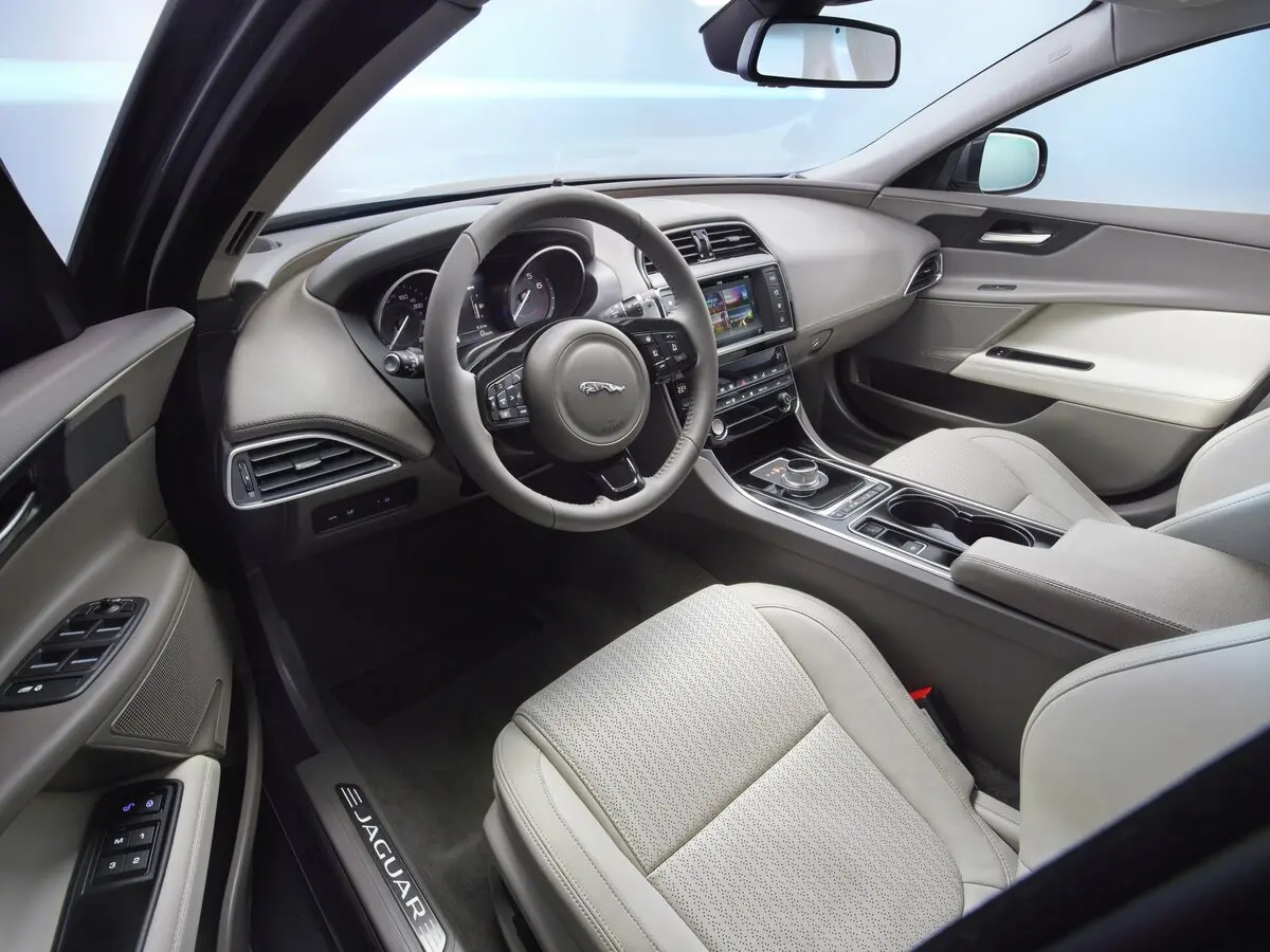 Jaguar XE I Седан — сүрөт 8