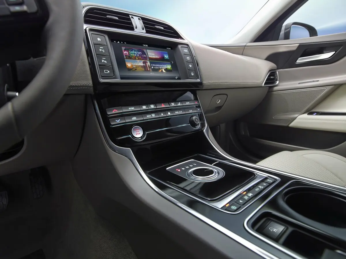 Jaguar XE I Седан — сүрөт 12
