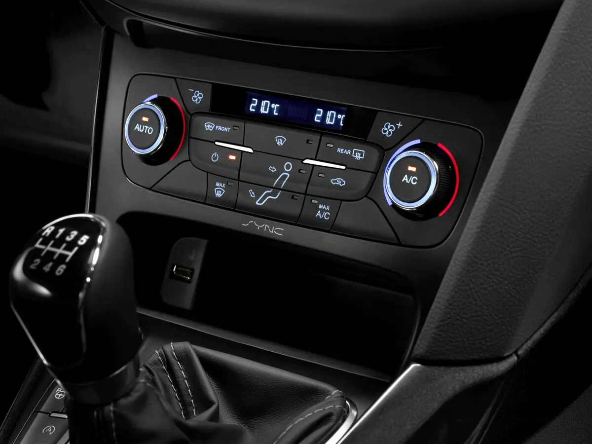 Ford Focus III Рестайлинг Универсал 5 дв. — фото 11