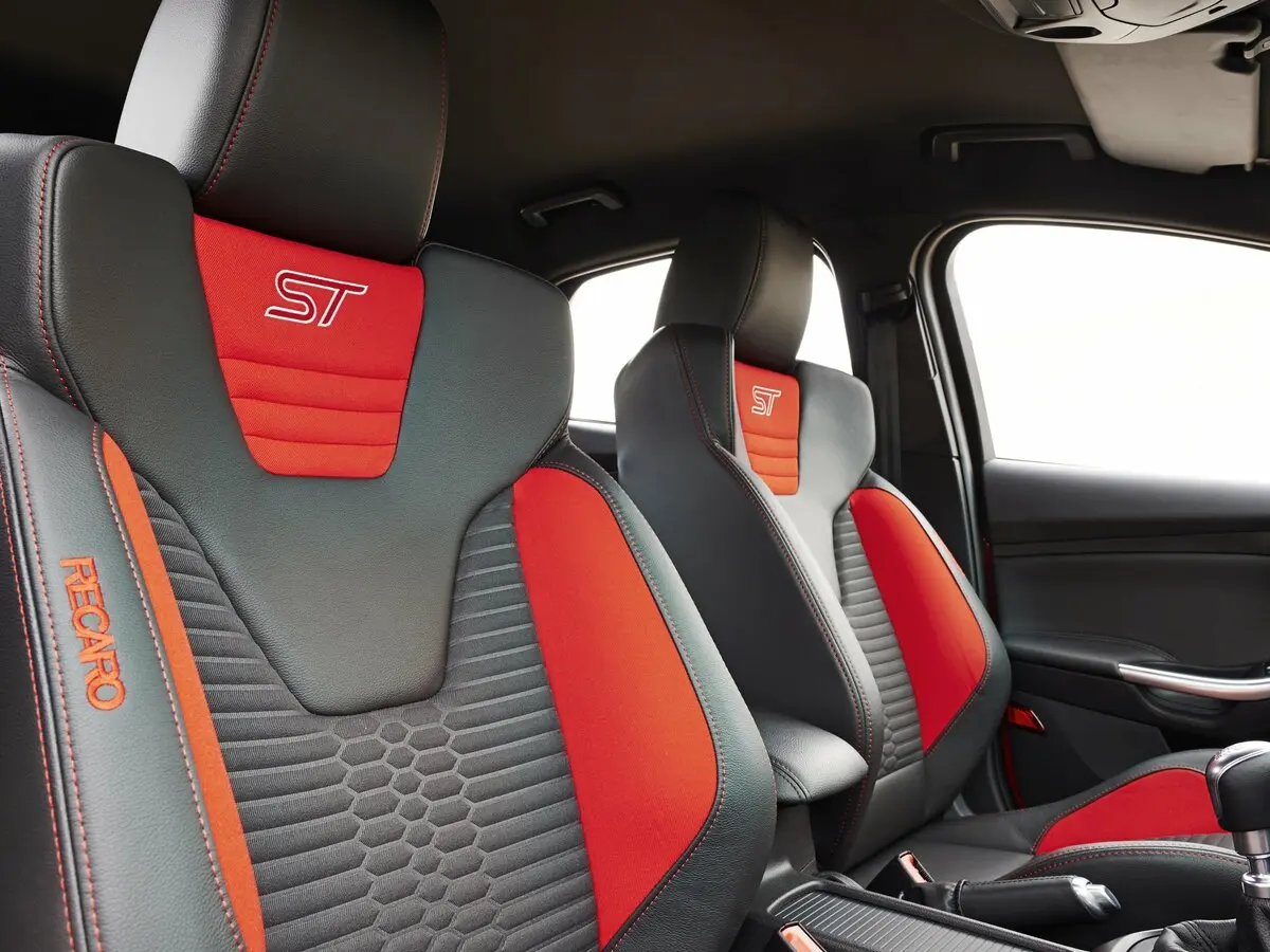 Ford Focus ST III Рестайлинг Хэтчбек 5 дв. — сүрөт 14