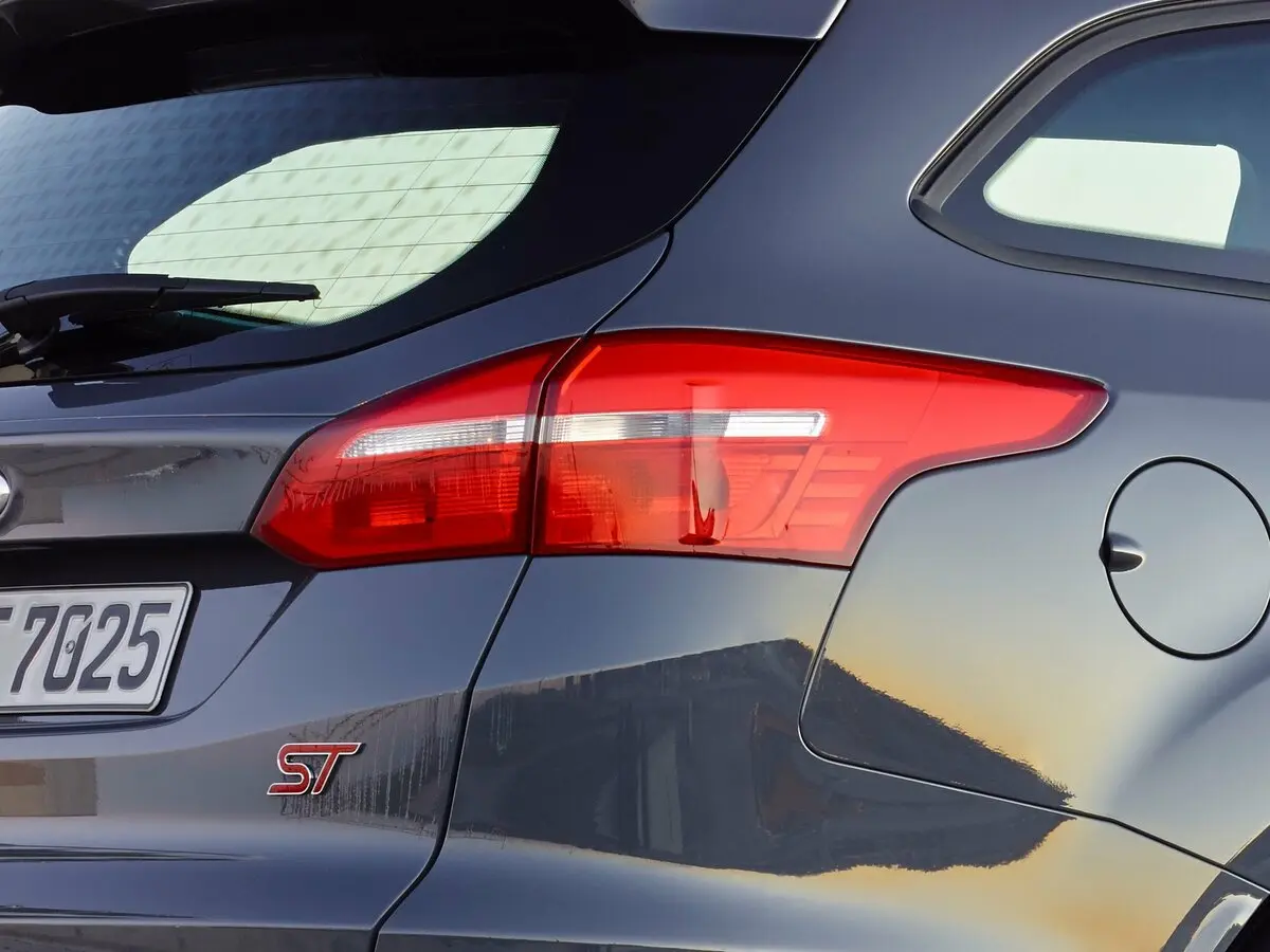 Ford Focus ST III Рестайлинг Универсал 5 дв. — 照片 12
