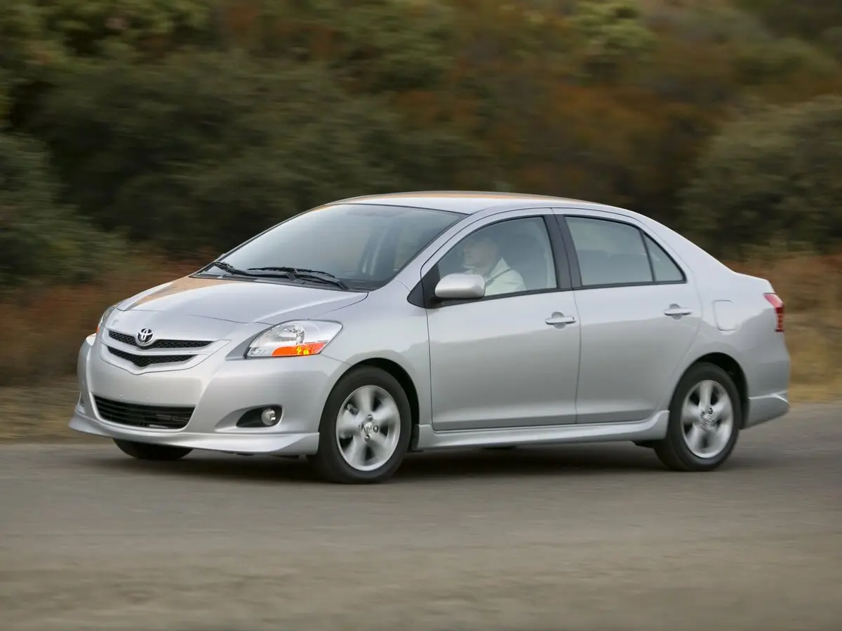 Toyota Yaris II Седан